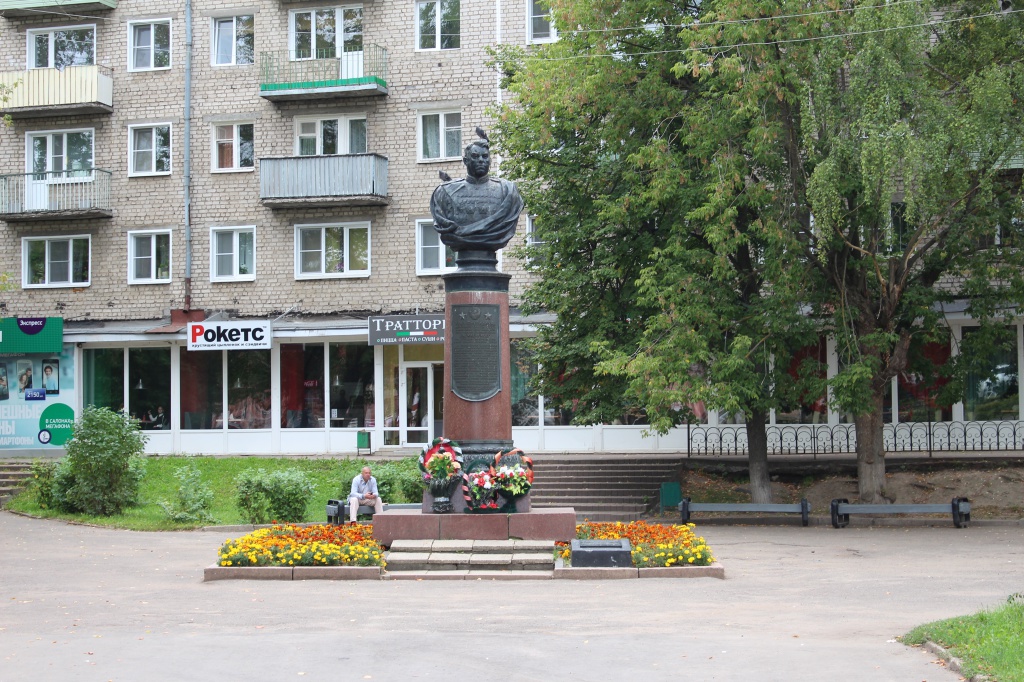 Памятник дважды Герою Советского Союза маршалу А.М. Василевскому.