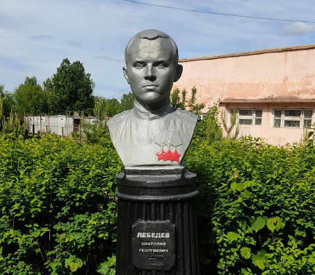 Бюст кинешемца – полного кавалера Ордена Славы Анатолия Георгиевича Лебедева.