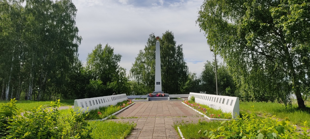 Стела в честь воинов-земляков, погибших в годы Великой Отечественной войны 1941-1945 гг..