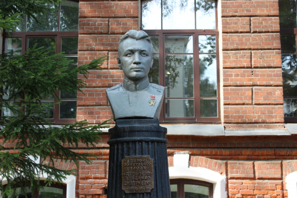 Бюст кинешемца – Героя Советского Союза Стрелкова Владимира Дмитриевича.
