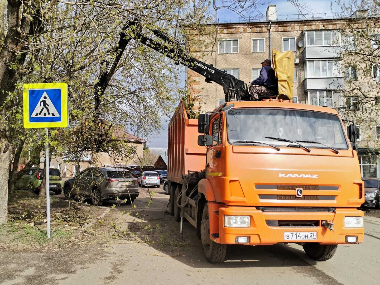 УГХ активно убирает город от мусора, собранного в ходе субботников.