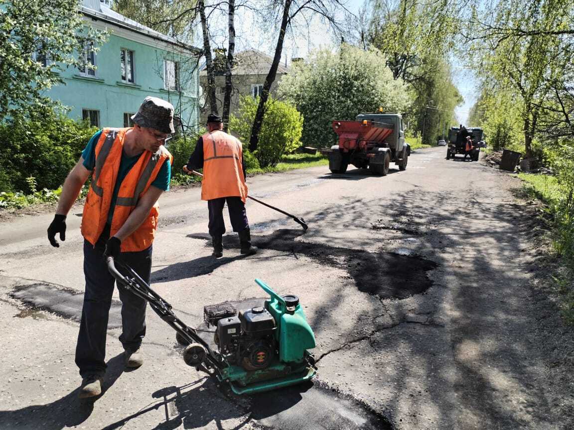 В Кинешме продолжается ямочный ремонт городских дорог.