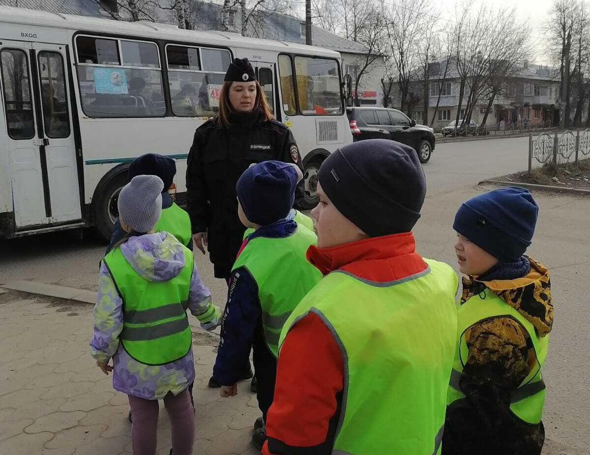 В Кинешме инспекторы ГИБДД провели профилактическую беседу с детьми по ПДД.