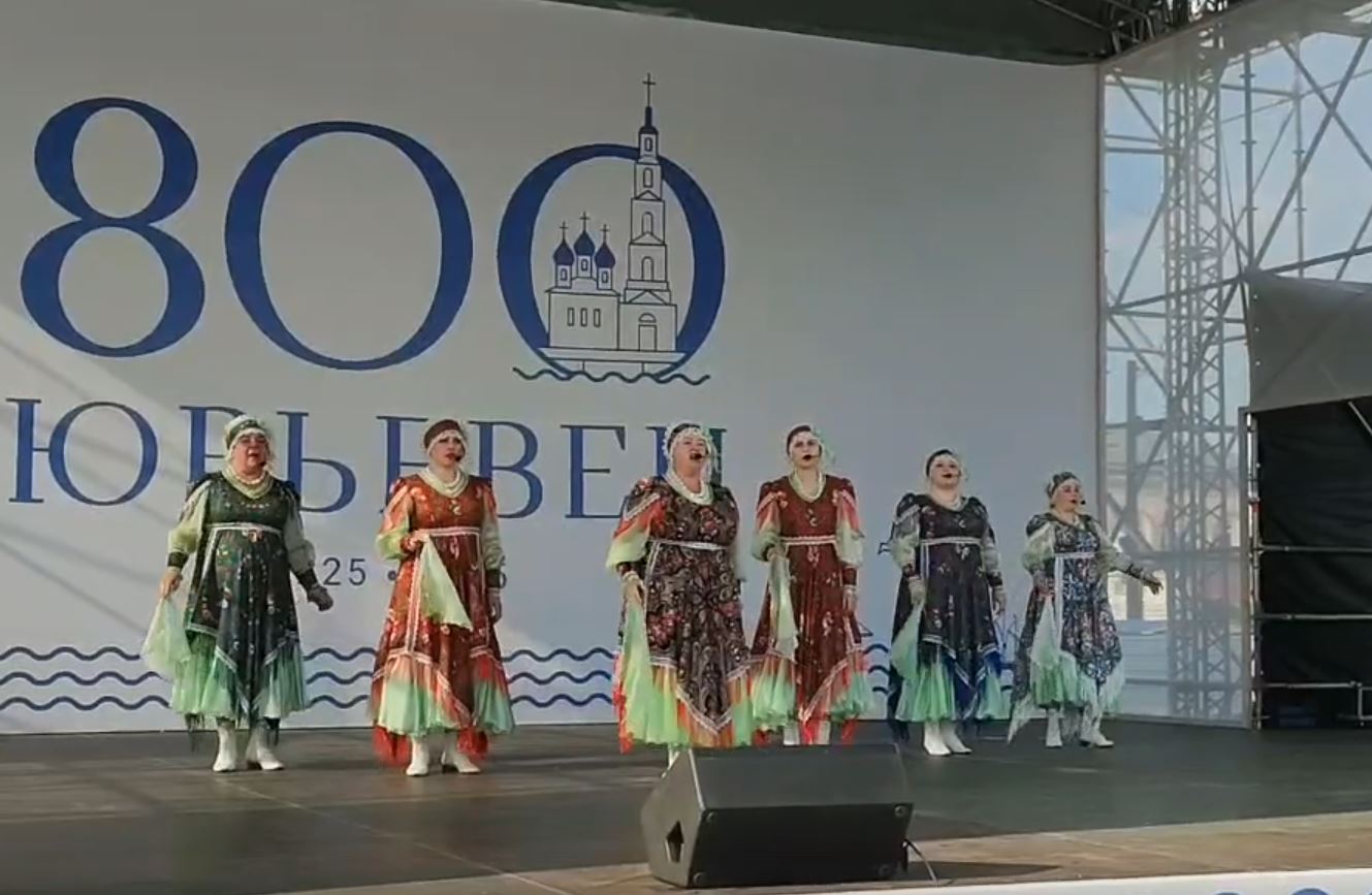 На Георгиевской площади Юрьевца началась праздничная программа «ВОЛЖСКИЕ СТОЛИЦЫ». Выступают творческие коллективы Кинешмы..