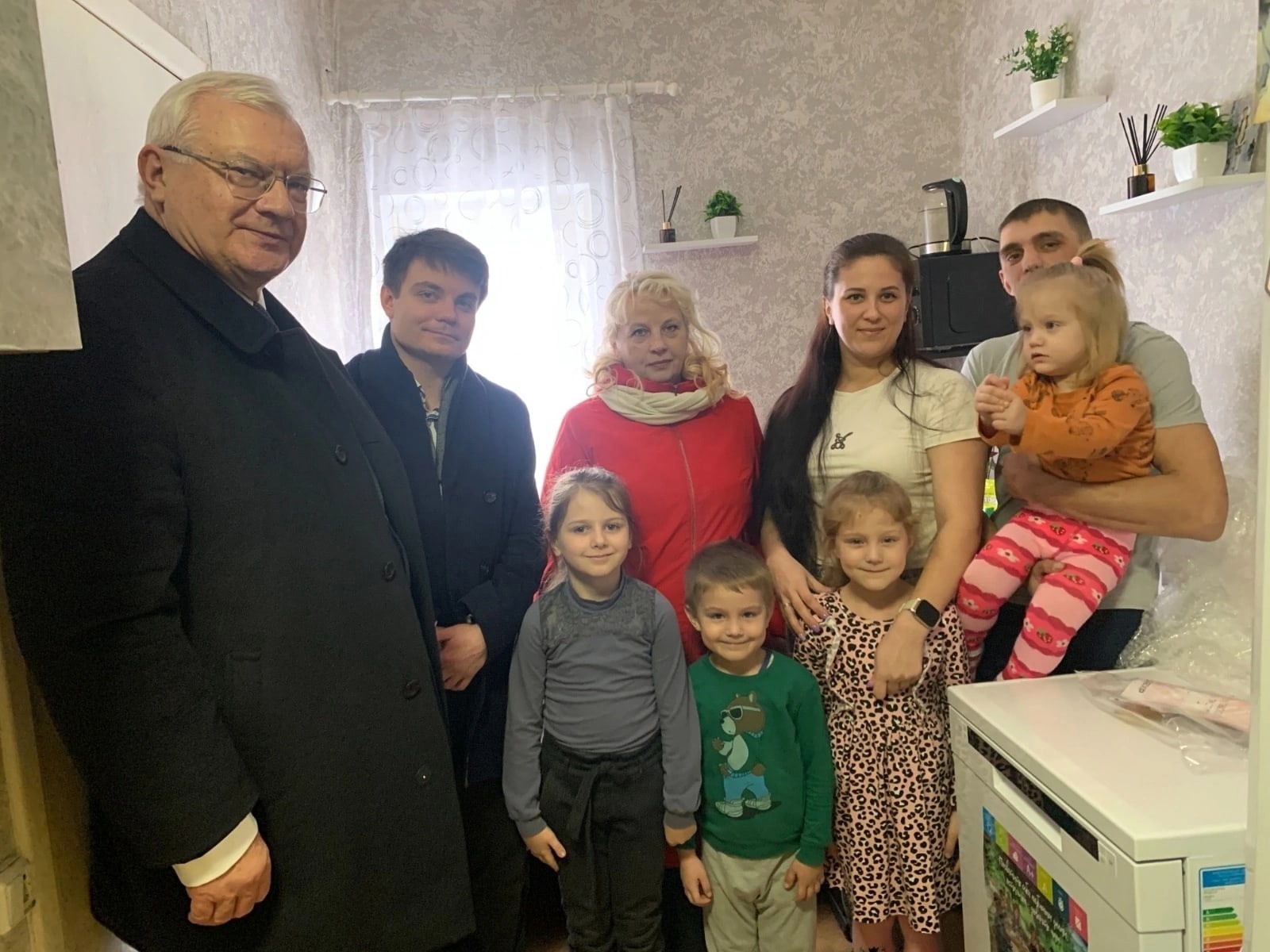 В Кинешме активисты и сторонники партии «Единая Россия» подарили многодетной маме посудомоечную машину..