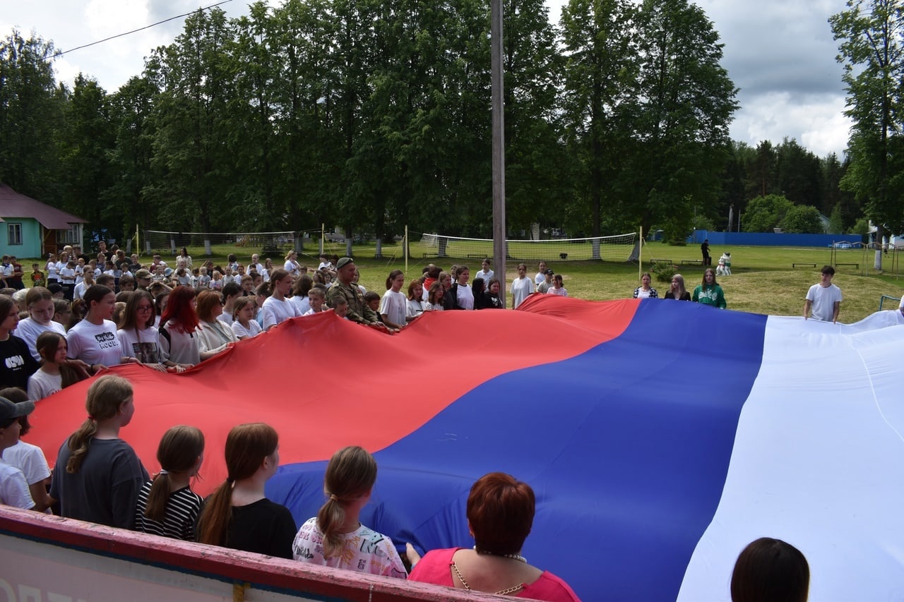 День России в детском лагере &quot;Радуга&quot; отметили патриотической акцией.