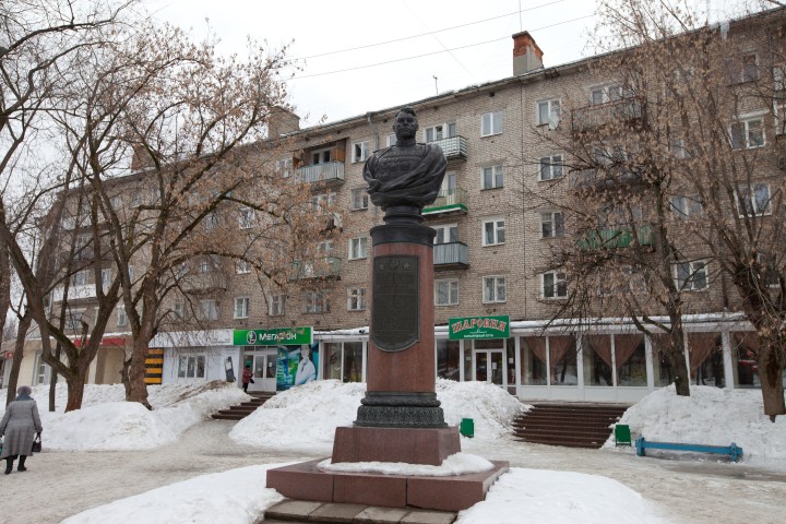 Бюст маршалу А.М. Василевскому, дважды Герою Советского Союза.