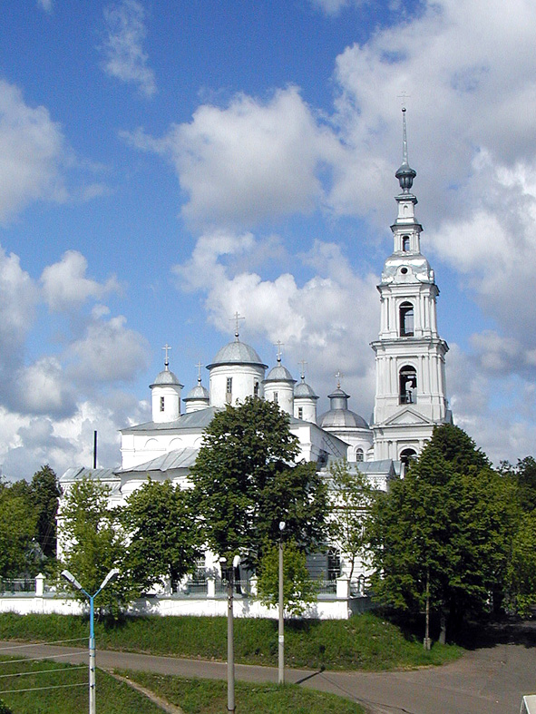 Троицко-Успенский собор, состоящий из двух храмов - Троицкий (1838г.) и Успенский (1745г.), и колокольни (1798г.)..