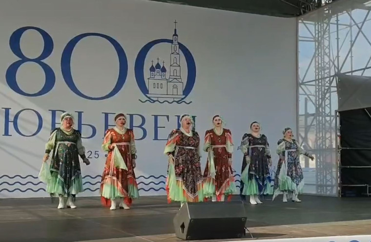 На Георгиевской площади Юрьевца началась праздничная программа «ВОЛЖСКИЕ СТОЛИЦЫ». Выступают творческие коллективы Кинешмы.. На Георгиевской площади Юрьевца началась праздничная программа «ВОЛЖСКИЕ СТОЛИЦЫ». Выступают творческие коллективы Кинешмы..