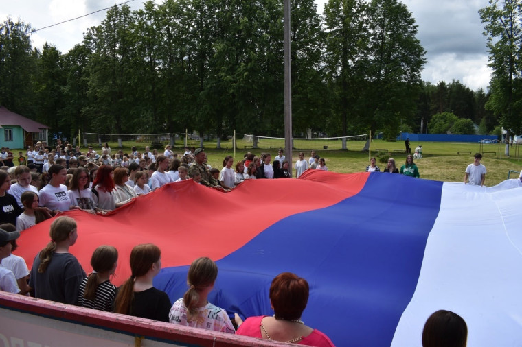 День России в детском лагере "Радуга" отметили патриотической акцией. День России в детском лагере "Радуга" отметили патриотической акцией.